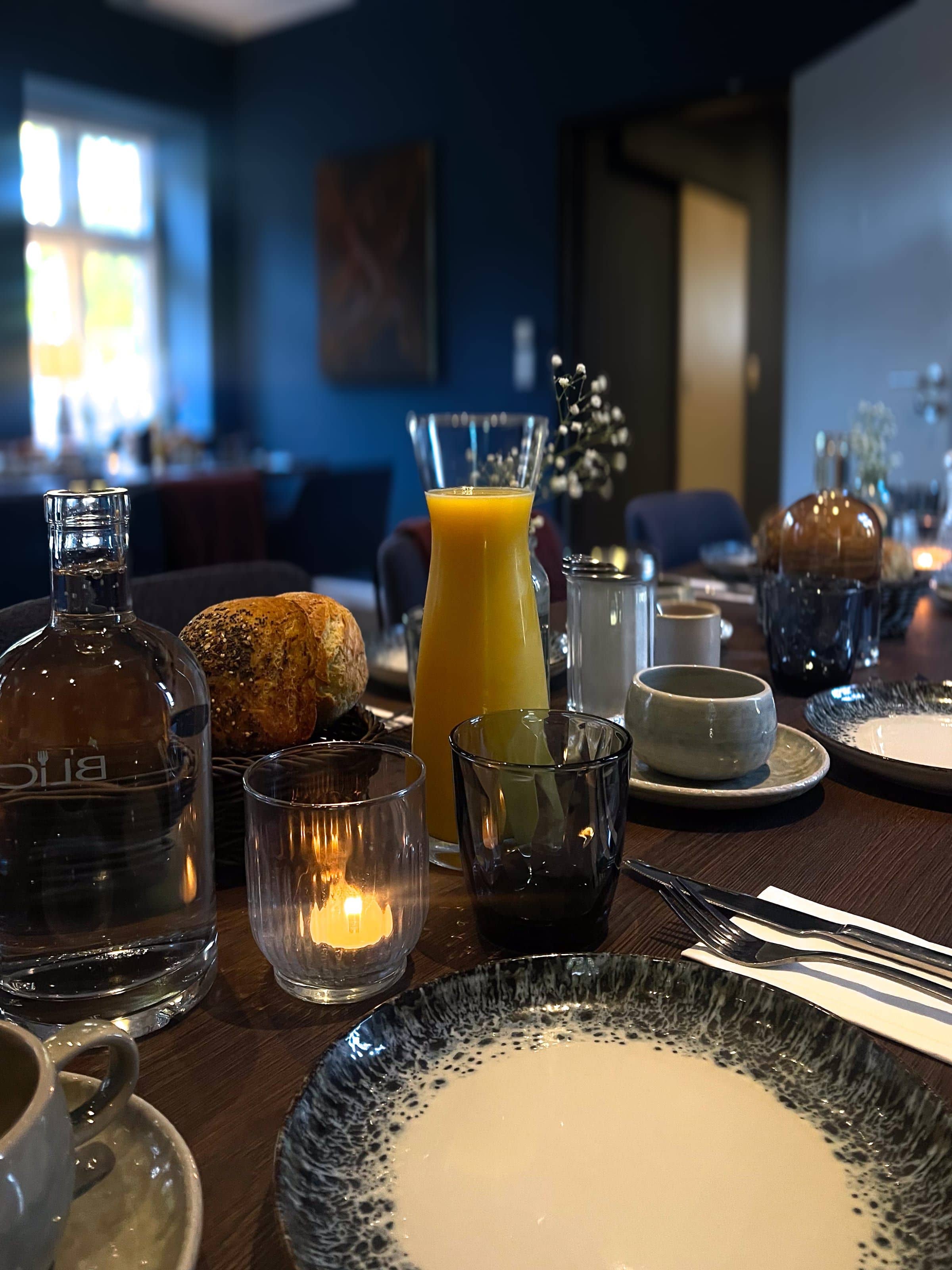 Gedeckter Frühstückstisch für ein Firmenfrühstück im Torhaus