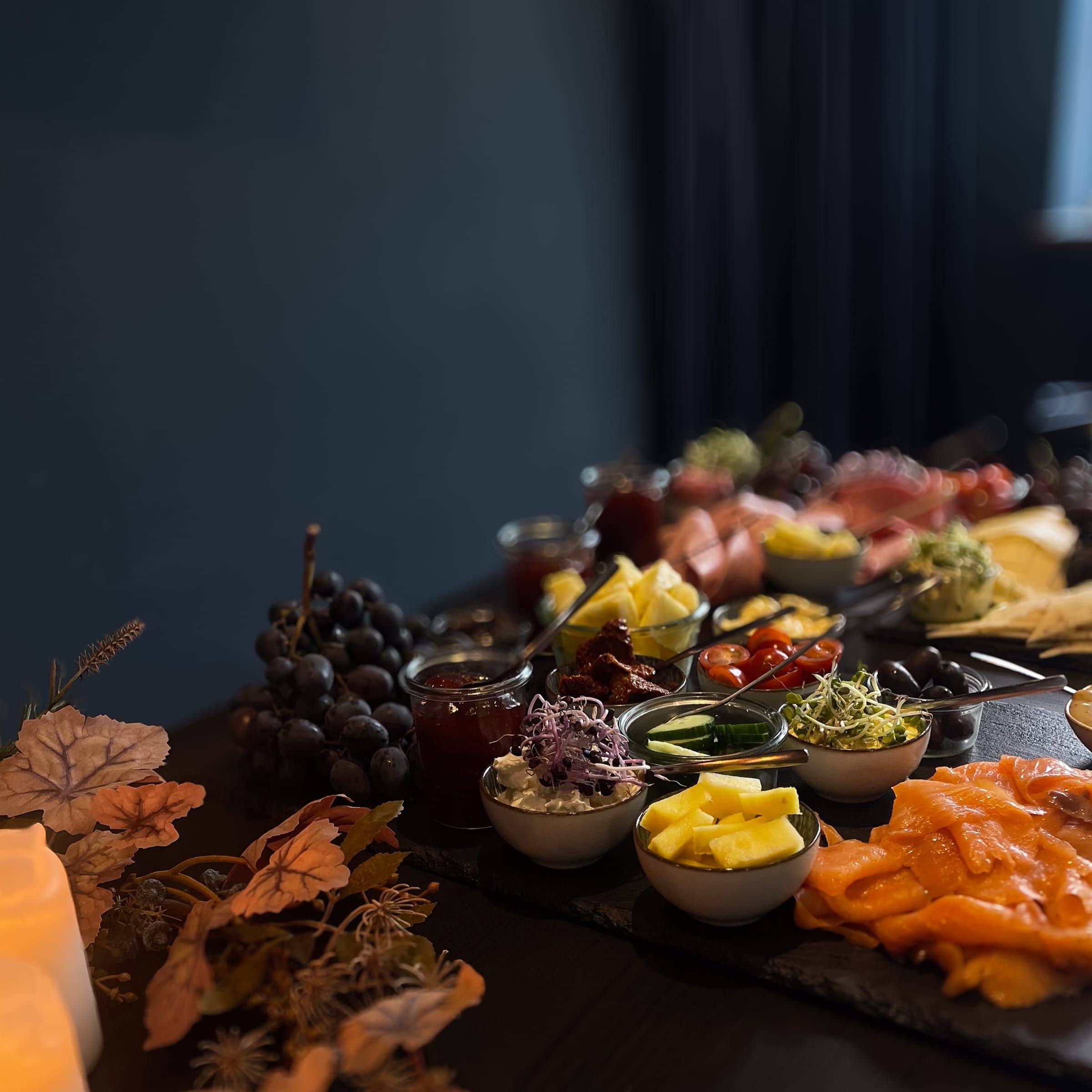 Antipasti-Buffet mit Räucherlachs und Käse für ein Hochzeits-After-Brunch in Eckernförde